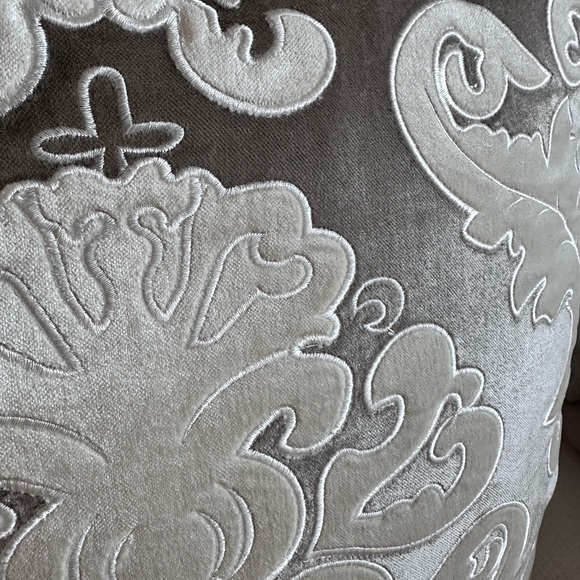 🦋1/2OFF🦋silver and ivory embroidered velvet accent pillow.22x22. Inc down insert - Picture 2 of 10